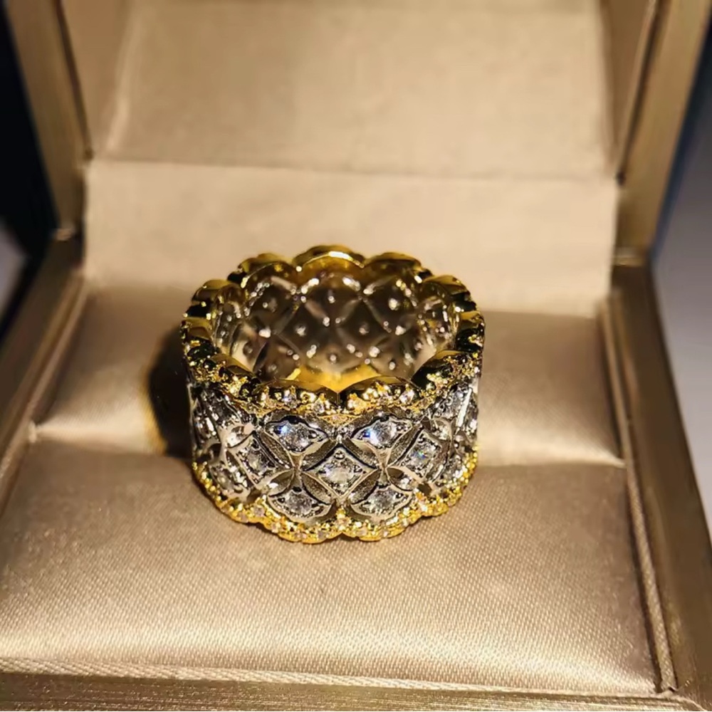 Elegant Gold and Silver Women's Ring size 7